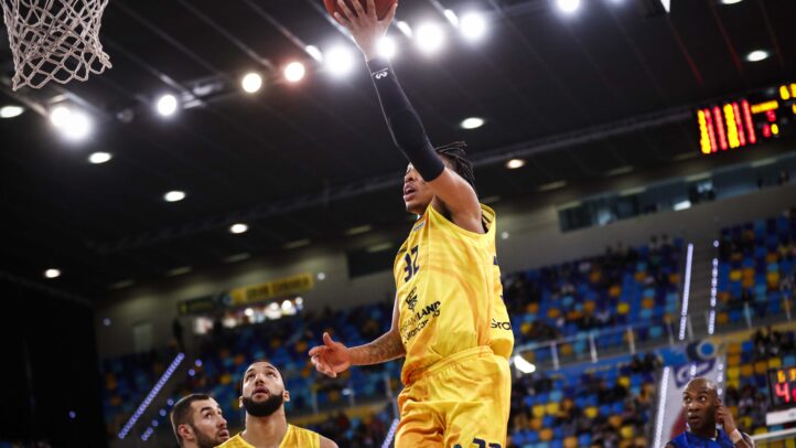 Jugador del CB Gran Canaria lanzando a canasta en un partido europeo.