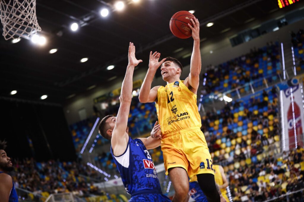 Jugadores de baloncesto en acción durante un partido en el Gran Canaria Arena.