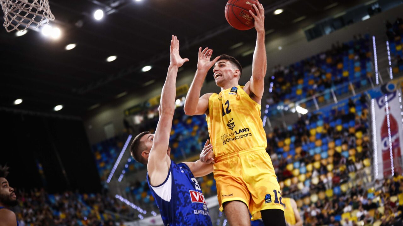 Jugadores de baloncesto en acción durante un partido en el Gran Canaria Arena.