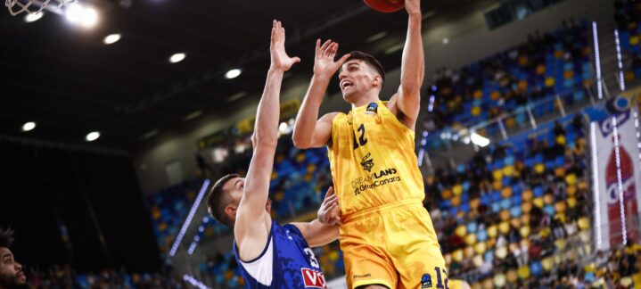 Jugadores de baloncesto en acción durante un partido en el Gran Canaria Arena.