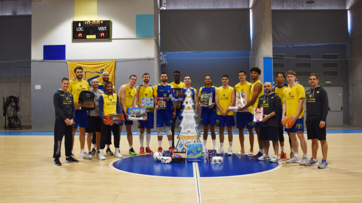 Jugadores del Club Baloncesto Gran Canaria posan con regalos para el Árbol de los Sueños.