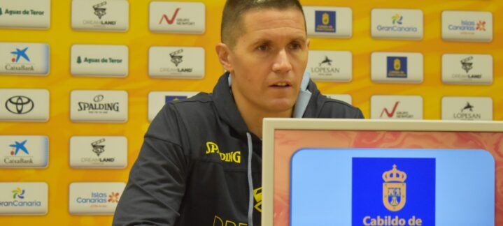 Jaka Lakovic en una rueda de prensa, con el logo del Cabildo de Gran Canaria de fondo.
