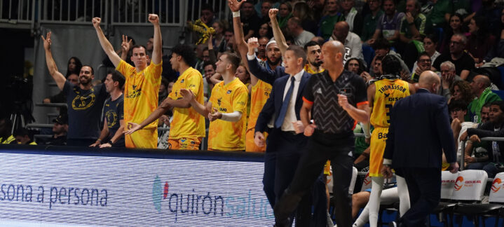 Jugadores y cuerpo técnico del CB Gran Canaria celebran una jugada durante el partido.