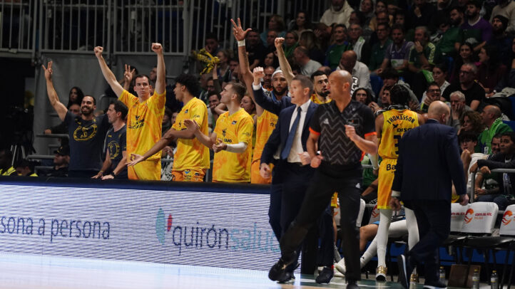 Jugadores y cuerpo técnico del CB Gran Canaria celebran una jugada durante el partido.