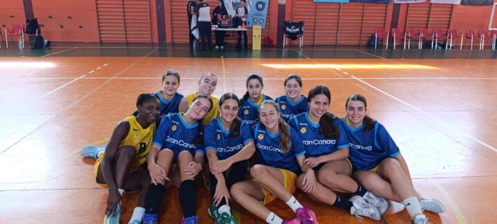 Jugadoras del Club Baloncesto Gran Canaria posando en la cancha después de un entrenamiento.