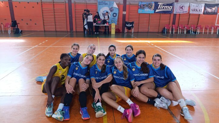 Jugadoras del Club Baloncesto Gran Canaria posando en la cancha después de un entrenamiento.