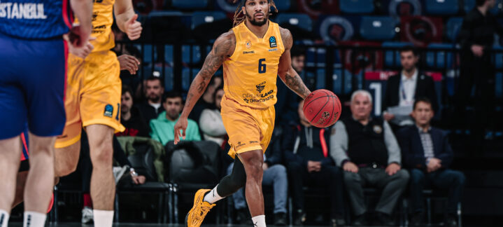 Jugador del Club Baloncesto Gran Canaria driblando el balón en un partido.