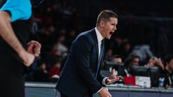 Entrenador Jaka Lakovic dirigiéndose a su equipo con pasión durante un partido.