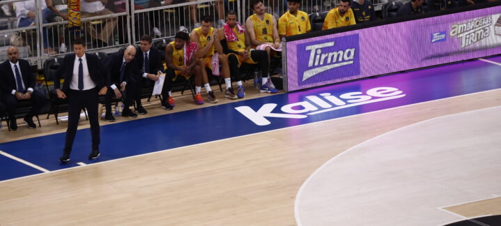 un nombre familiar que vuelve al Club Baloncesto Gran Canaria",Entrenador dirigiendo al equipo en un partido del Club Baloncesto Gran Canaria.