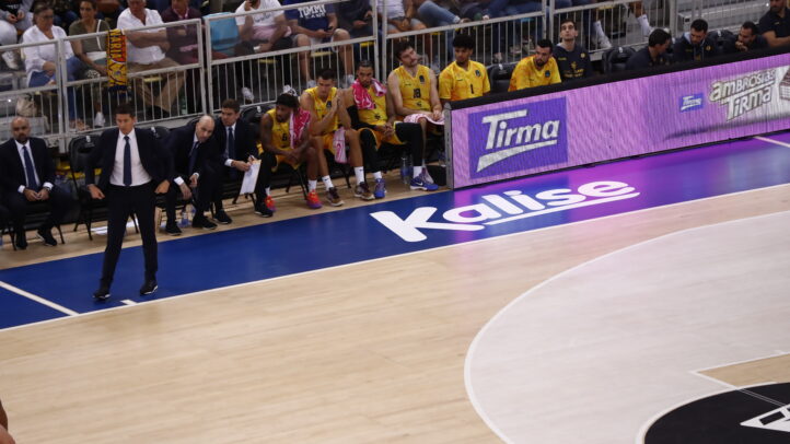 un nombre familiar que vuelve al Club Baloncesto Gran Canaria",Entrenador dirigiendo al equipo en un partido del Club Baloncesto Gran Canaria.