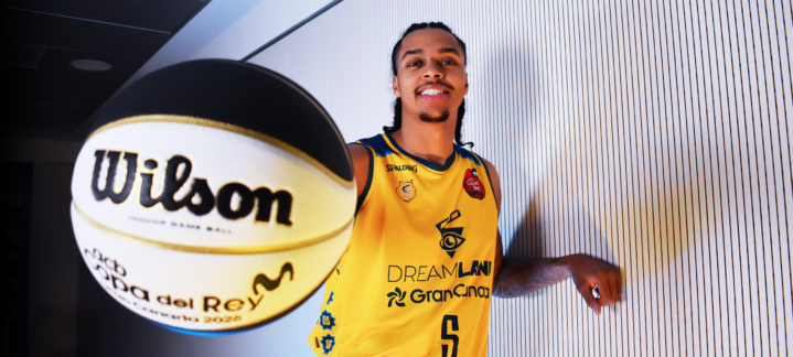 Jugador del Dreamland Gran Canaria sostiene un balón de baloncesto Wilson.