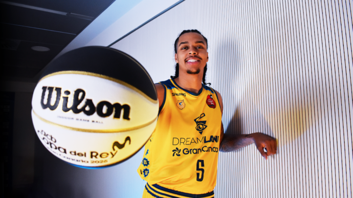 Jugador del Dreamland Gran Canaria sostiene un balón de baloncesto Wilson.
