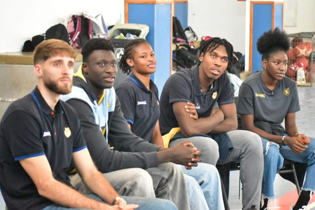 presente en la semana cultural del IES Amurga",Jugadores del Club Baloncesto Gran Canaria durante un evento en el IES Amurga.