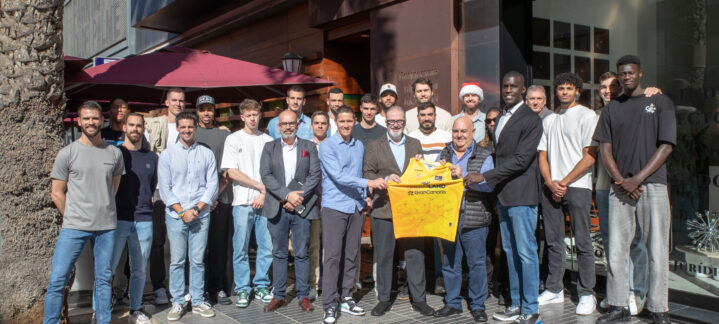 Jugadores y directivos del Club Baloncesto Gran Canaria posan en el almuerzo navideño.