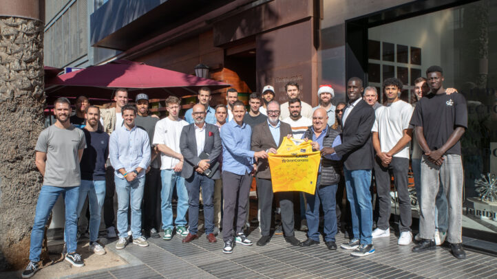 Jugadores y directivos del Club Baloncesto Gran Canaria posan en el almuerzo navideño.