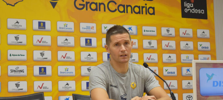 Entrenador en rueda de prensa, discutiendo el próximo partido contra Casademont Zaragoza.