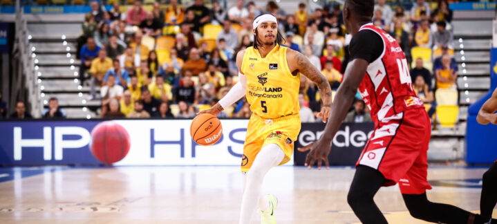 Jugador del Dreamland Gran Canaria driblando el balón en un partido de baloncesto.