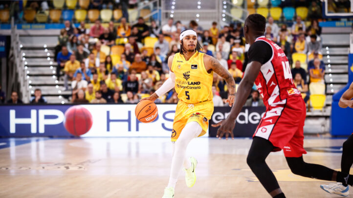 Jugador del Dreamland Gran Canaria driblando el balón en un partido de baloncesto.