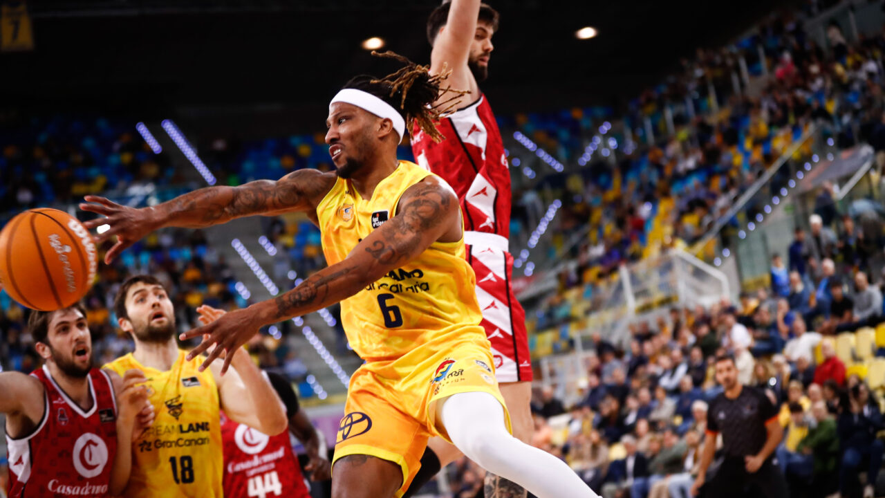 Jugador del Dreamland Gran Canaria lanza el balón en un partido contra Casademont Zaragoza.