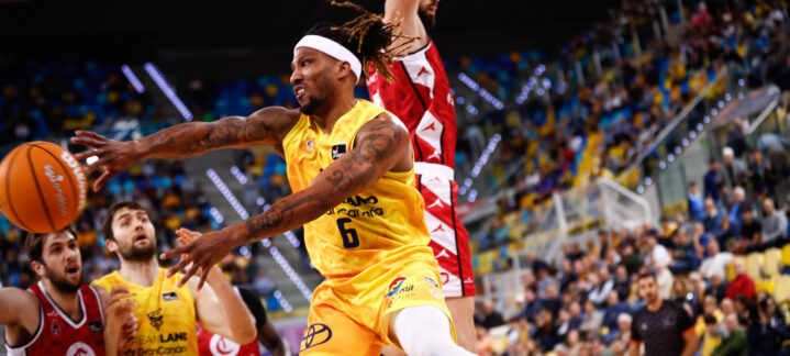 Jugador del Dreamland Gran Canaria lanza el balón en un partido contra Casademont Zaragoza.