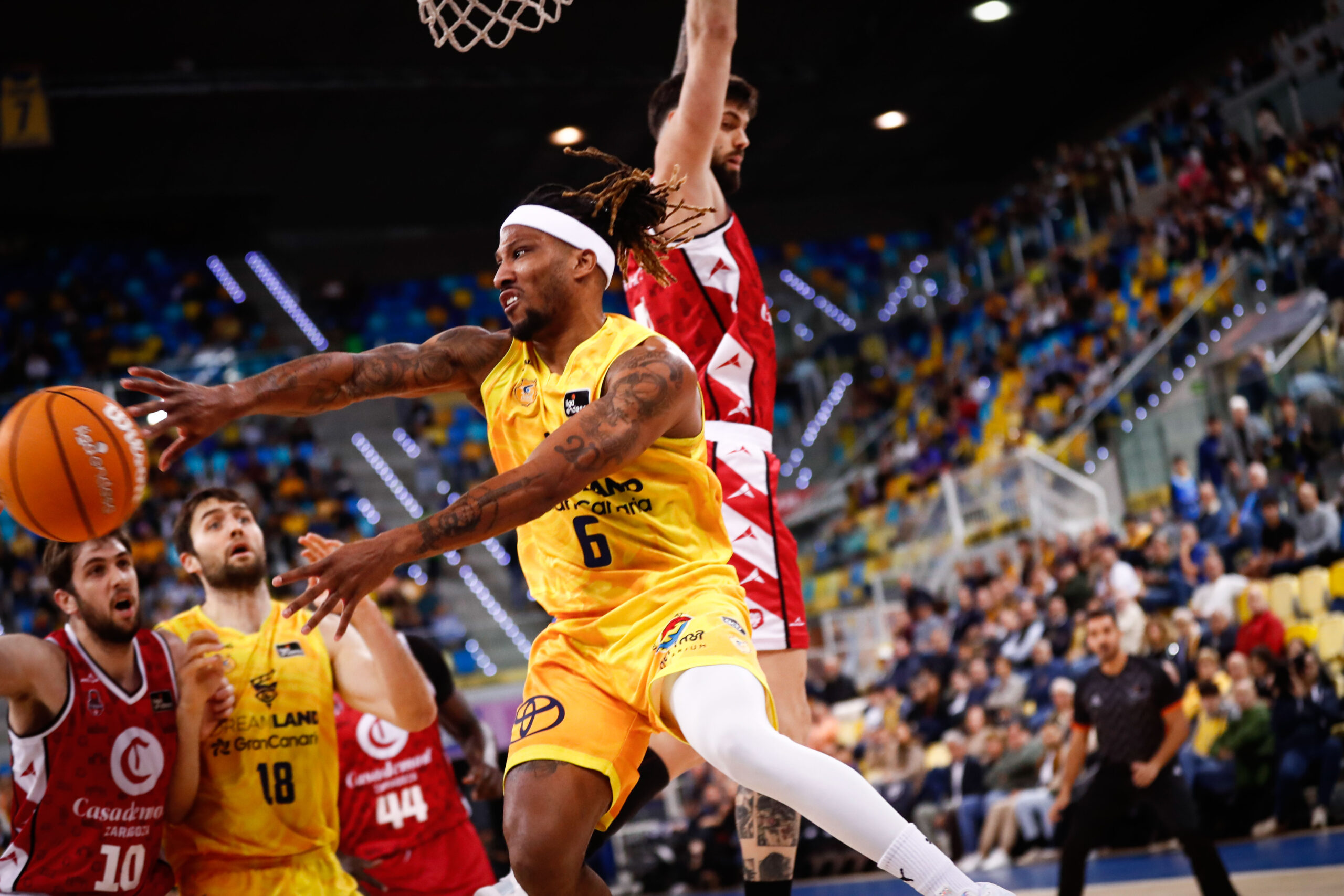 Jugador del Dreamland Gran Canaria lanza el balón en un partido contra Casademont Zaragoza.