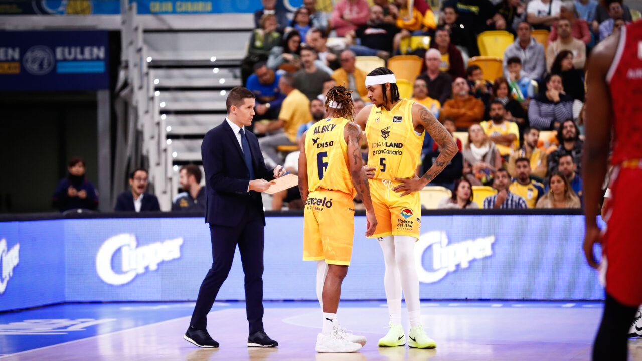 Jugadores del Club Baloncesto Gran Canaria conversan durante un tiempo muerto en el partido.