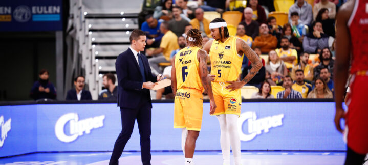Jugadores del Club Baloncesto Gran Canaria conversan durante un tiempo muerto en el partido.
