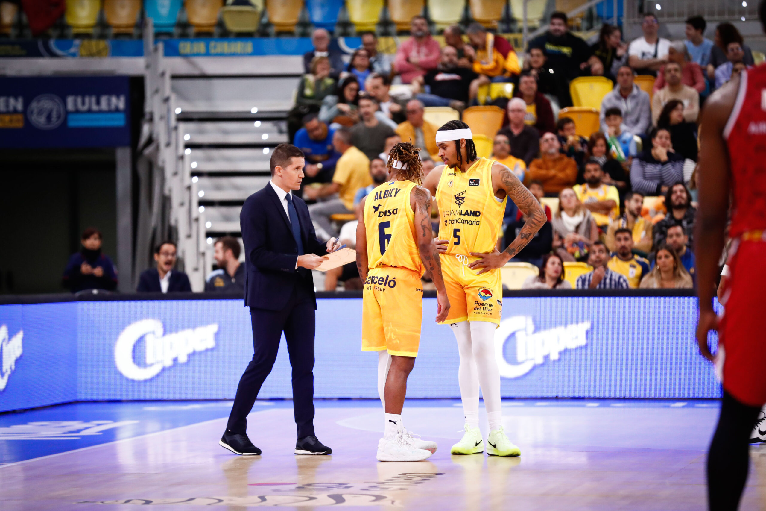 Jugadores del Club Baloncesto Gran Canaria conversan durante un tiempo muerto en el partido.