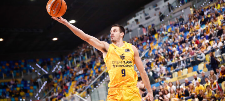 en busca de retornar a la senda del triunfo en Zaragoza",Jugador del Dreamland Gran Canaria lanza el balón hacia el aro en un partido.