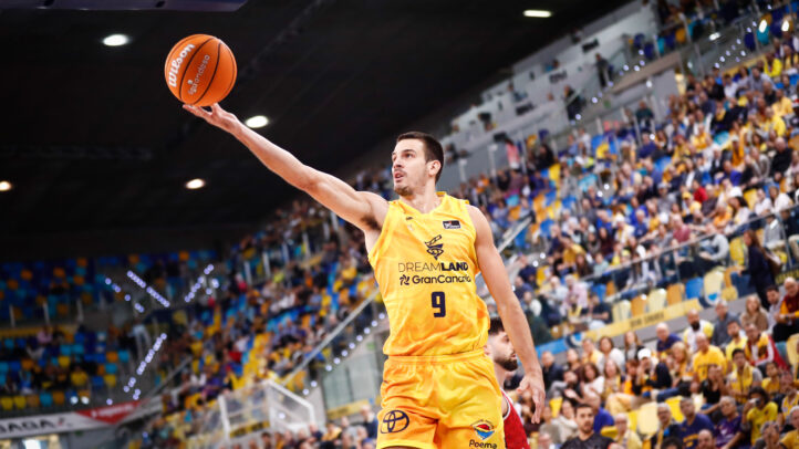 en busca de retornar a la senda del triunfo en Zaragoza",Jugador del Dreamland Gran Canaria lanza el balón hacia el aro en un partido.