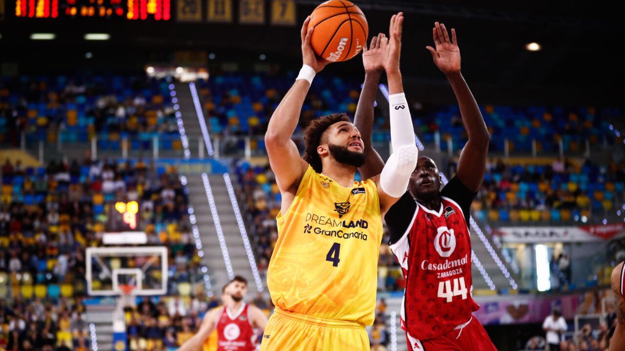 Jugador del Dreamland Gran Canaria intenta anotar mientras es defendido por un rival.