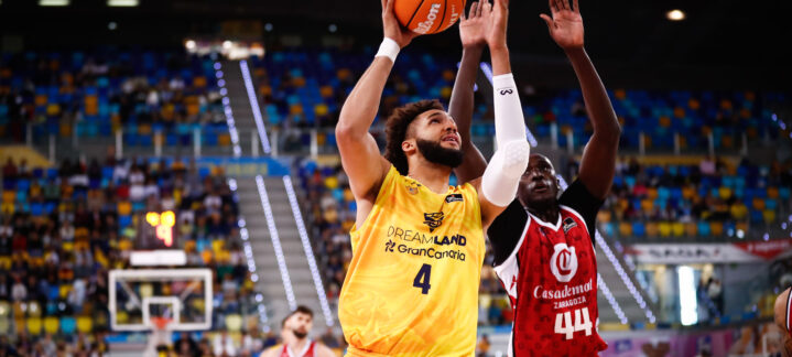 Jugador del Dreamland Gran Canaria intenta anotar mientras es defendido por un rival.