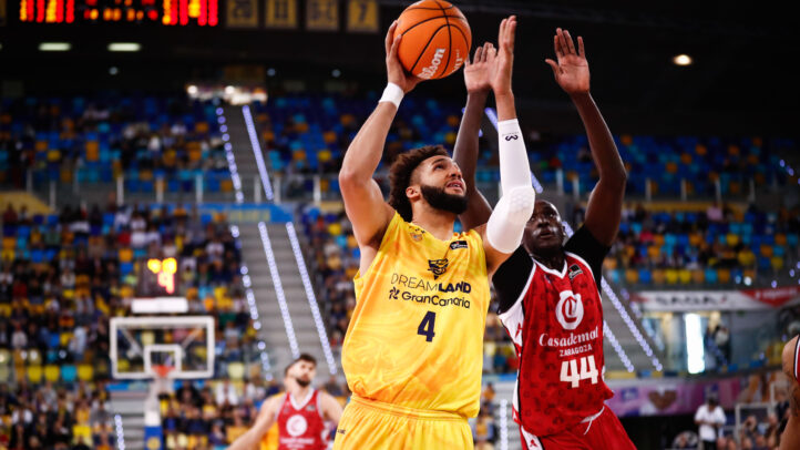 Jugador del Dreamland Gran Canaria intenta anotar mientras es defendido por un rival.