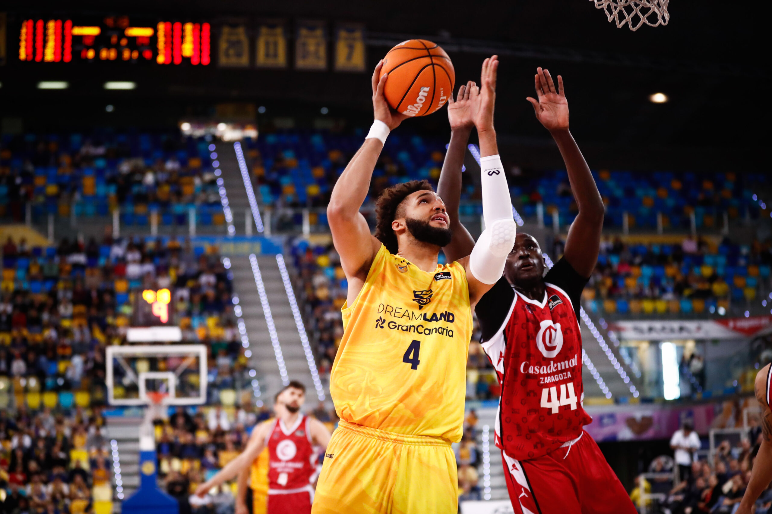 Jugador del Dreamland Gran Canaria intenta anotar mientras es defendido por un rival.