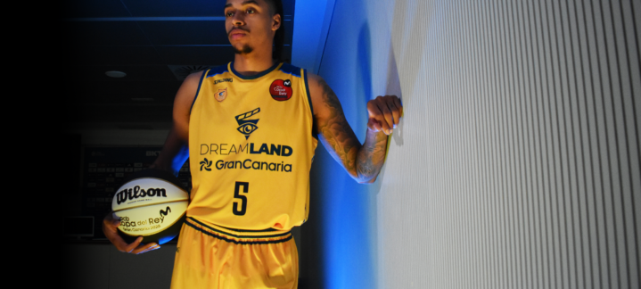 Jugador del Dreamland Gran Canaria con camiseta amarilla y balón de baloncesto.