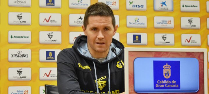 Entrenador Jaka Lakovic en rueda de prensa, preparado para hablar sobre el próximo partido.