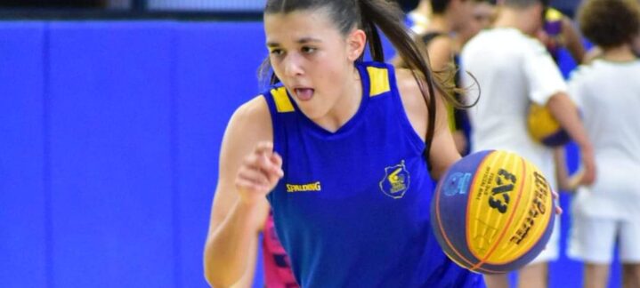 Jugadora del CB Gran Canaria en acción durante un entrenamiento de baloncesto.