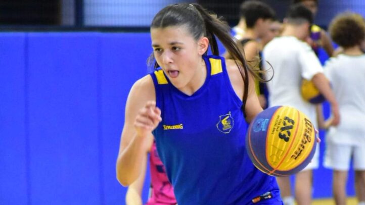 Jugadora del CB Gran Canaria en acción durante un entrenamiento de baloncesto.