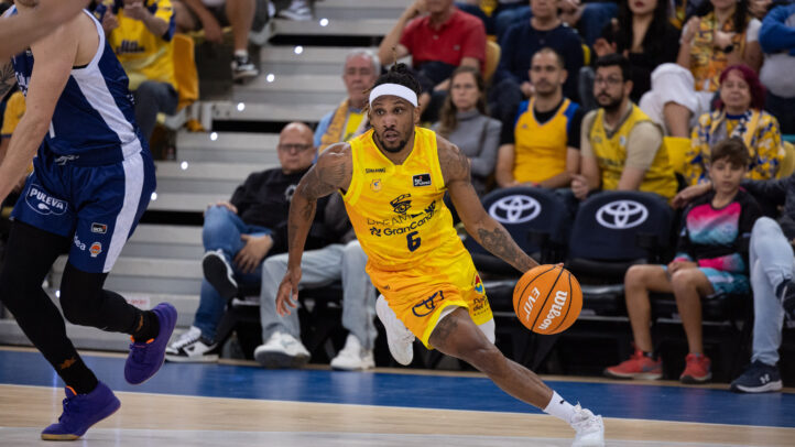 en diez claves",Jugador del Dreamland Gran Canaria avanza con el balón durante un partido de baloncesto.