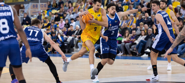 en diez claves",Jugadores de baloncesto en acción durante un partido entre Gran Canaria y Valencia Basket.