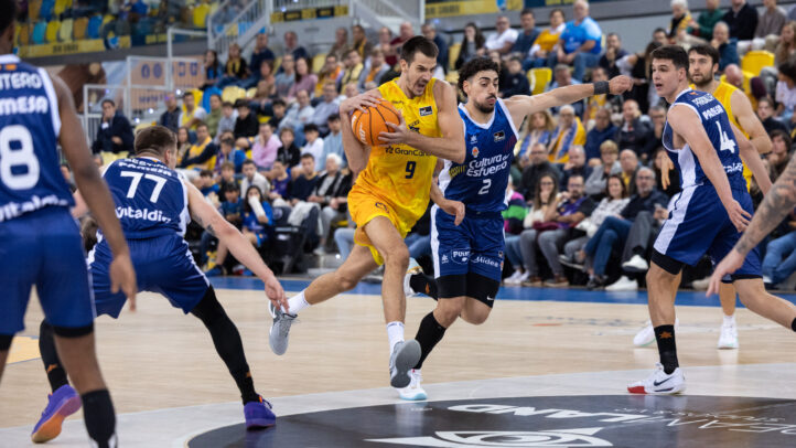 en diez claves",Jugadores de baloncesto en acción durante un partido entre Gran Canaria y Valencia Basket.