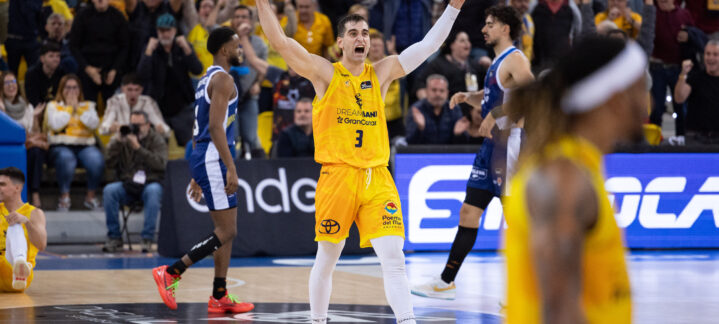 Jugador del Dreamland Gran Canaria celebra en un emocionante partido de baloncesto.