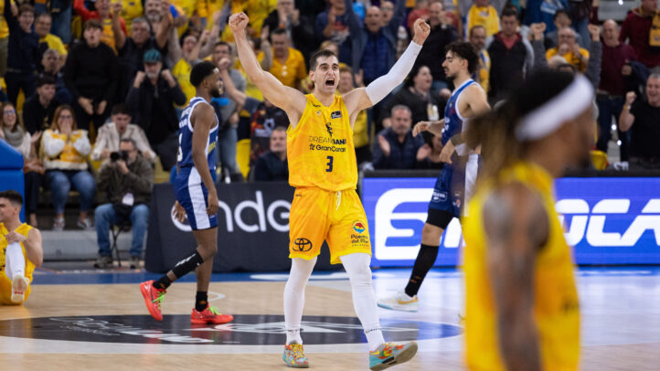 Jugador del Dreamland Gran Canaria celebra en un emocionante partido de baloncesto.