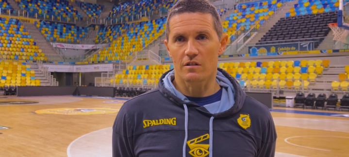 Jaka Lakovic, entrenador del CB Gran Canaria, en el fondo del estadio vacío.