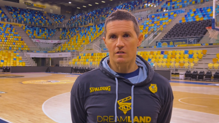 Jaka Lakovic, entrenador del CB Gran Canaria, en el fondo del estadio vacío.