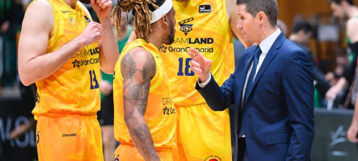 Jugadores del Gran Canaria conversan con el entrenador durante un partido.