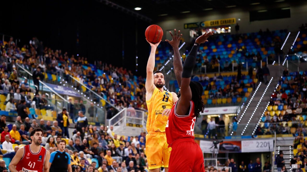 Jugador del Dreamland Gran Canaria lanza a canasta ante un defensor rival en un partido.