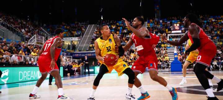 Jugadores en acción durante un partido de baloncesto en la cancha del Gran Canaria.