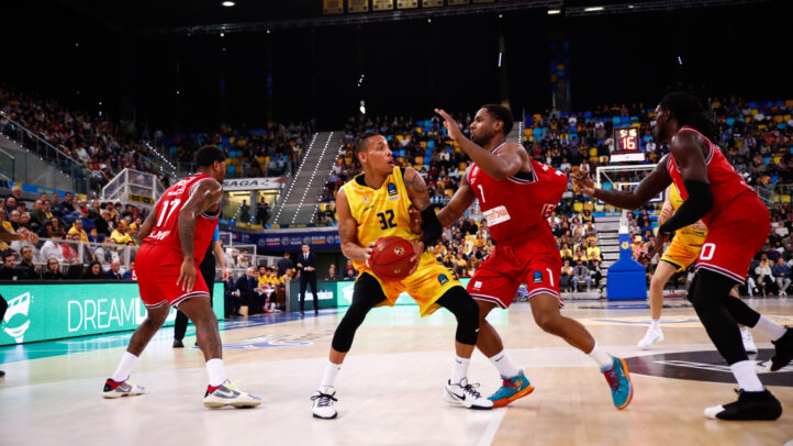 Jugadores en acción durante un partido de baloncesto en la cancha del Gran Canaria.
