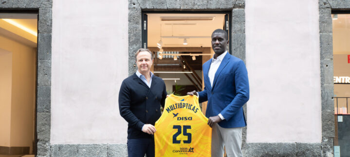 Directivos del Club Baloncesto Gran Canaria presentan una camiseta en Multiópticas.